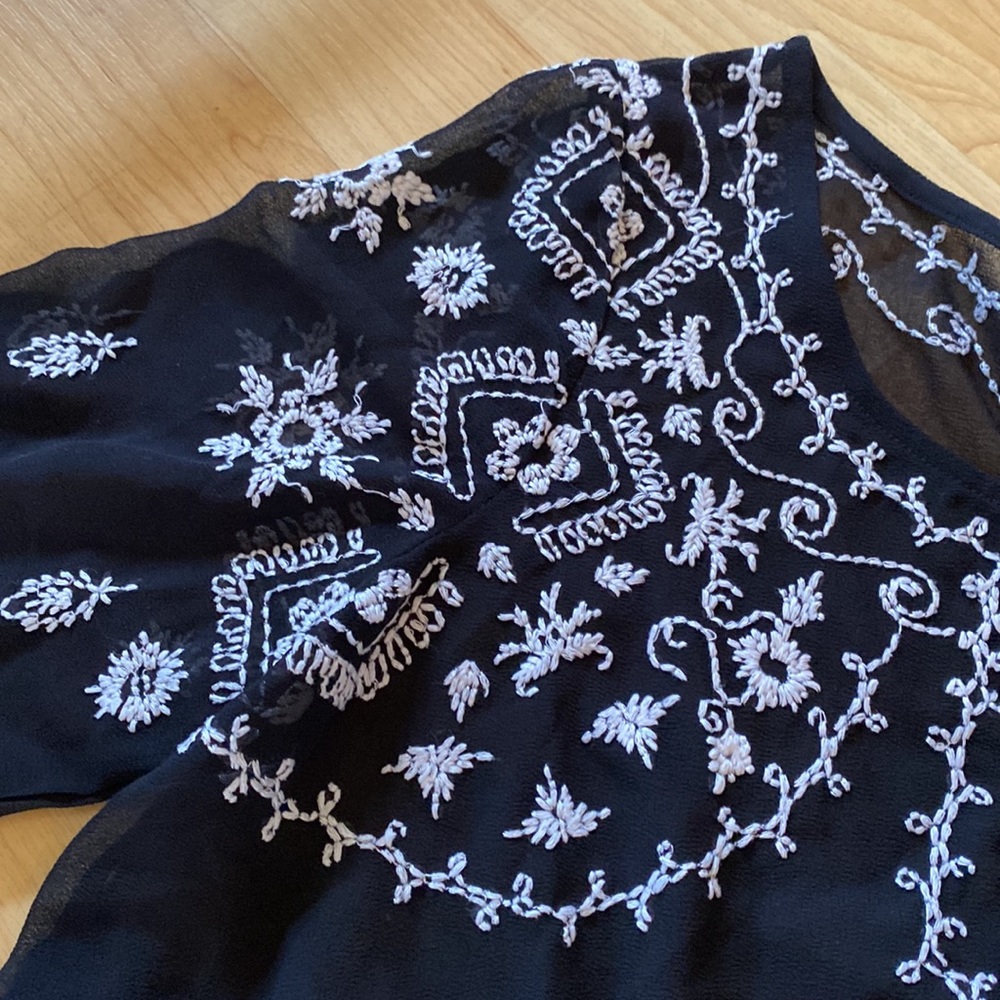 Free People Sheer Black Crepe with White Embroidery Cropped Boho Top Size M - Picture 2 of 4